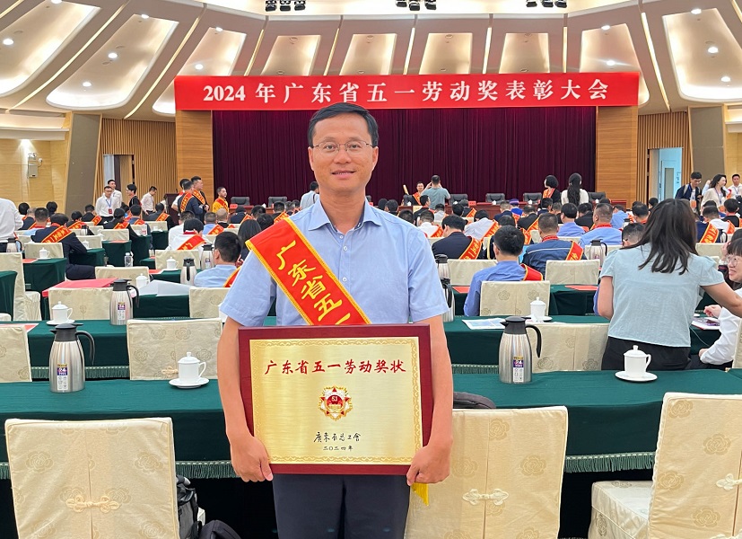 1716013213341371.jpg 周遠(yuǎn)同志在表彰大會現(xiàn)場.jpg